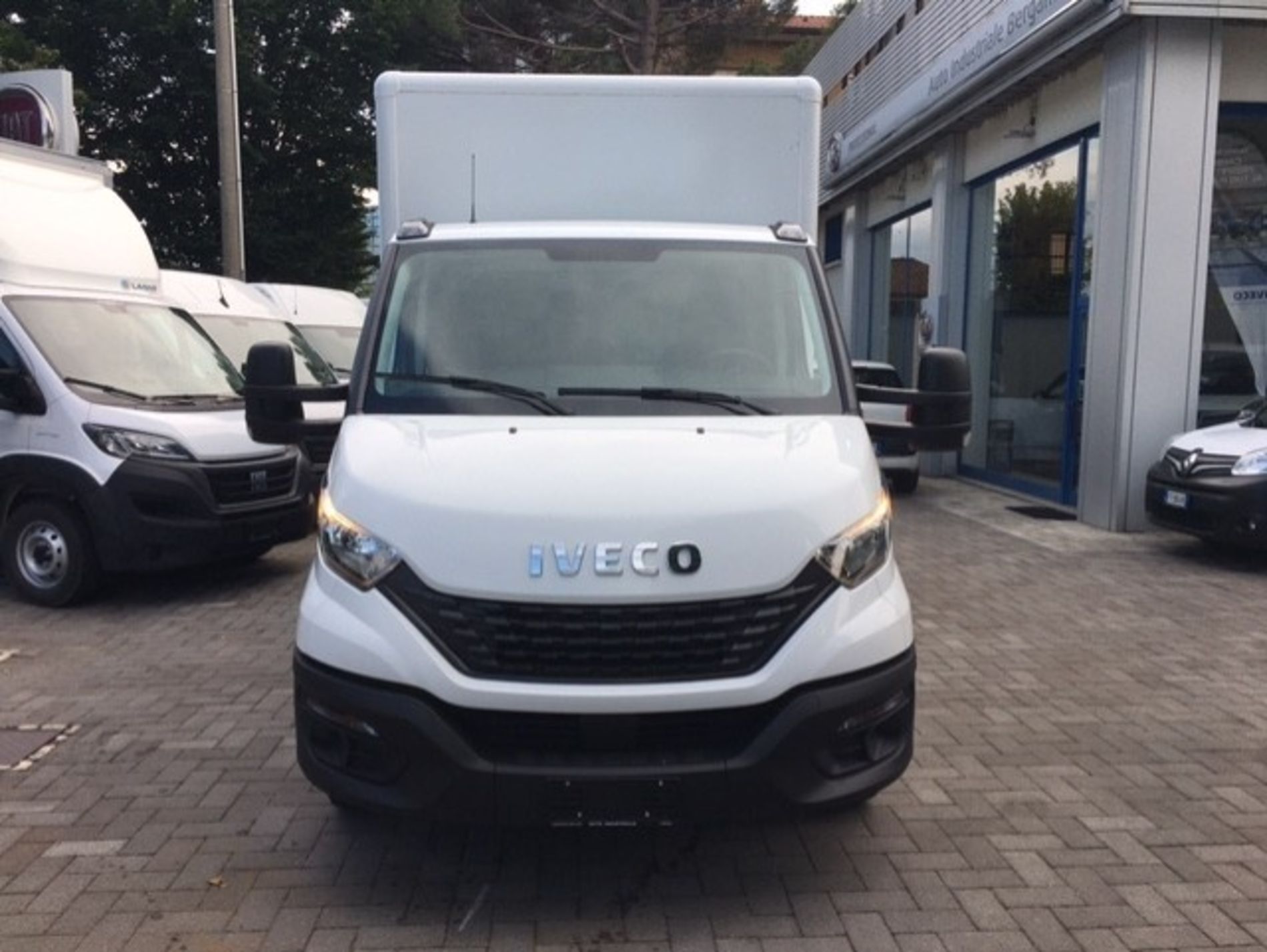 IVECO IVECO DAILY 35C16 CON SPONDA IDRAULICA E BOX - AUTO INDUSTRIALE BERGAMASCA