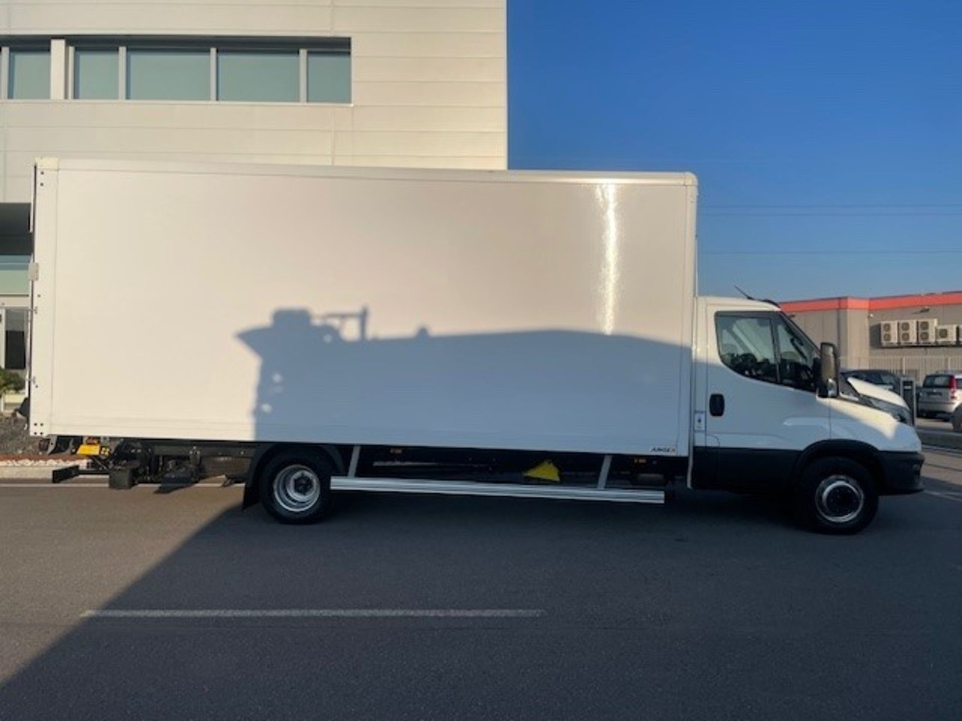 IVECO DAILY 72C18 AUTOMATICO CON BOX E SPONDA BATTUTA - AUTO INDUSTRIALE BERGAMASCA
